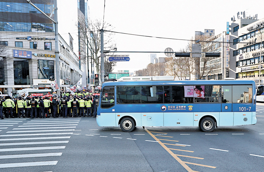 ●當局派出逾千名警員戒備。圖為接載尹錫悅的囚車。 路透社