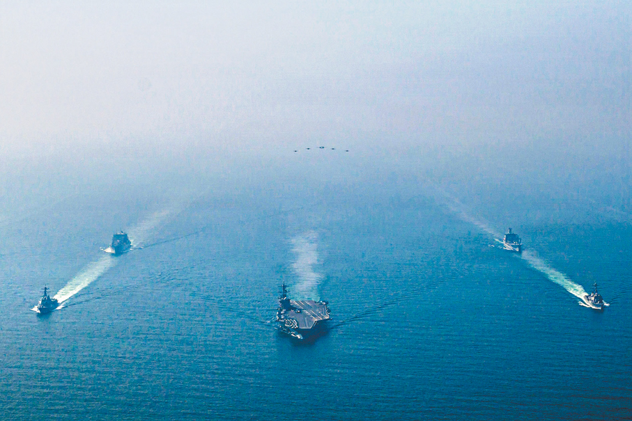 ●美軍「林肯號」航母打擊群在阿拉伯海航行。 法新社
