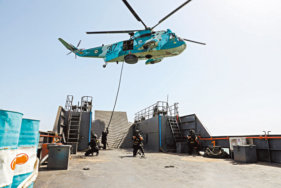 ●伊朗軍隊進入戰備狀態。圖為登船演習。 路透社