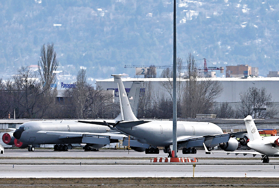 ●美軍軍機停泊在保加利亞索菲亞機場。 路透社