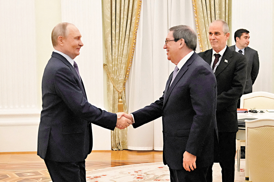 ●普京（左）與古巴外長羅德里格斯握手。路透社