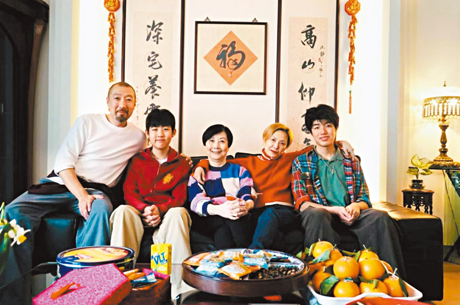 ●陳慧琳兩子（右一及左二）近日曝光近照。  網上圖片