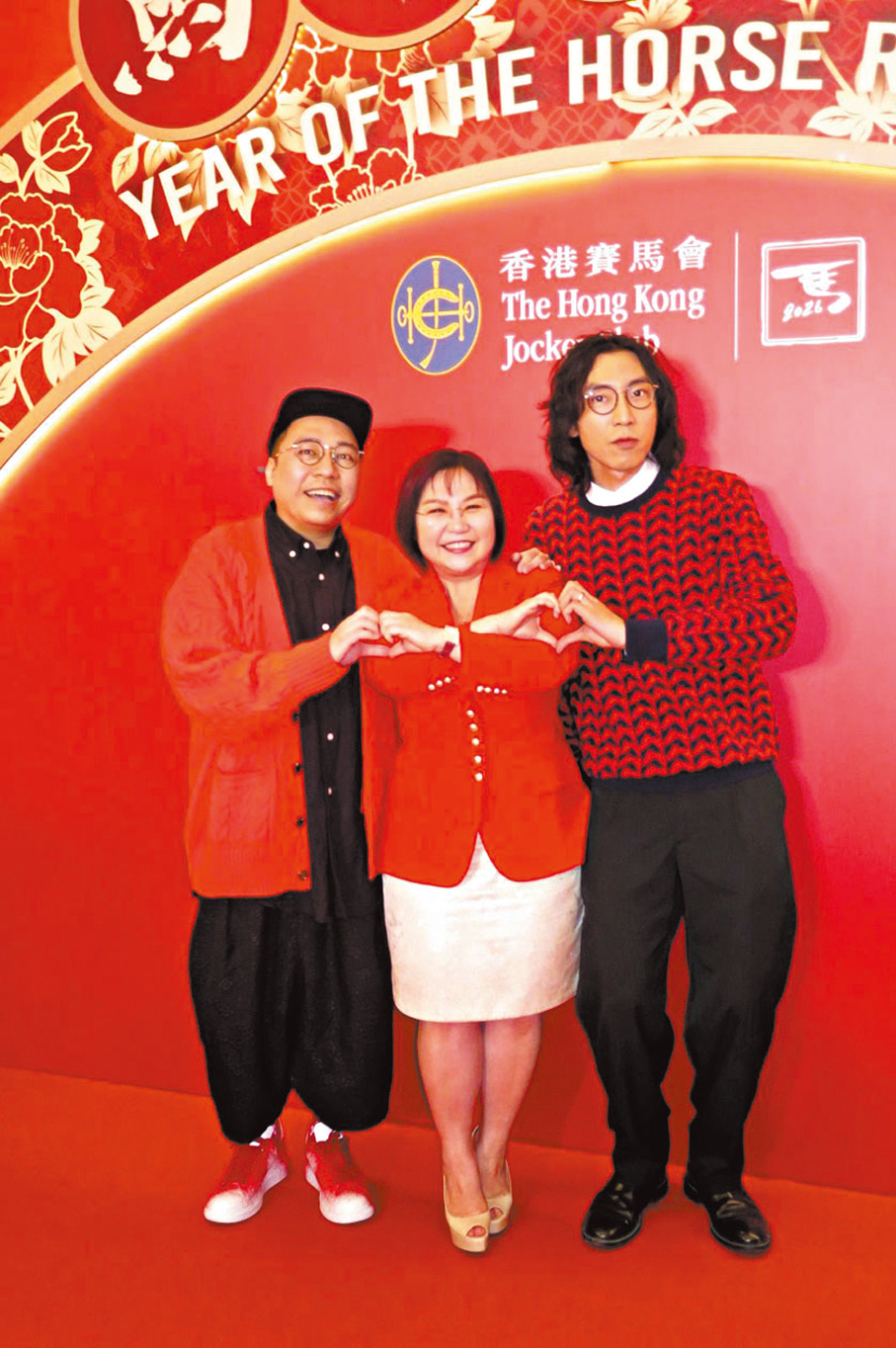 ●麥玲玲（中）與農夫合作。 香港文匯報記者阿祖  攝