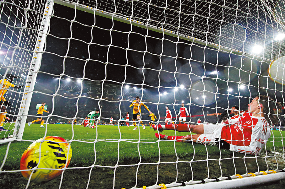 ●卡拉費奧利（右）補時被對手射門省中擺烏龍，令槍手由贏變和。 路透社