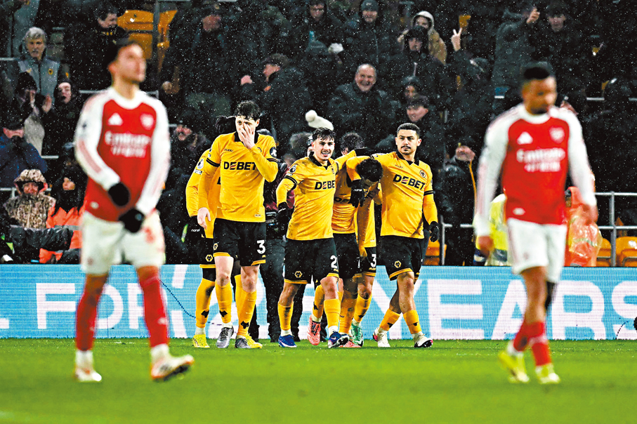 ●榜尾狼隊爆冷逼和阿仙奴，令爭標形勢再起波瀾。 法新社