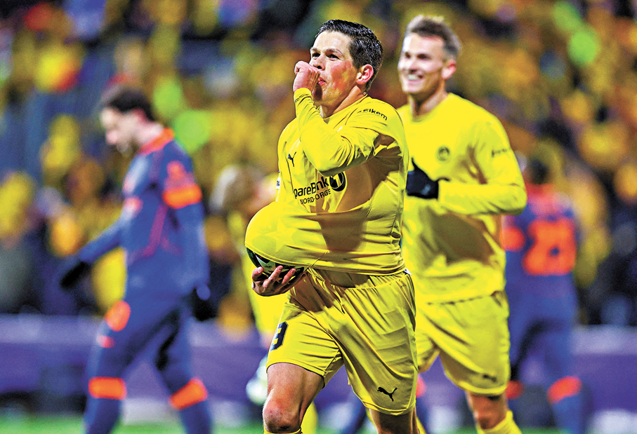 ●為波杜基林特先開紀錄的桑迪菲特（左），將皮球放在懷裏慶祝。 路透社