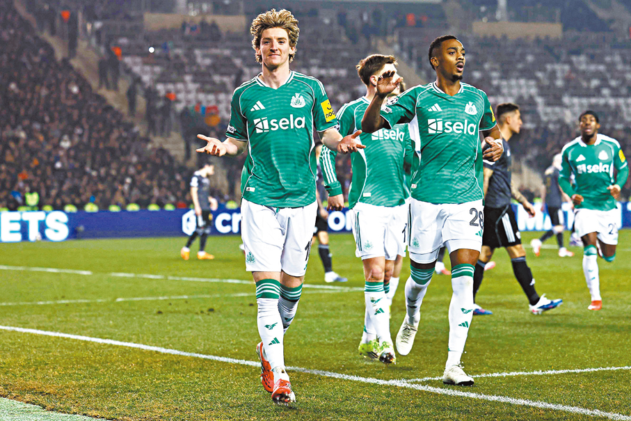 ●安東尼哥頓（左）半場完成「大四喜」，助紐卡素大勝而歸。 法新社