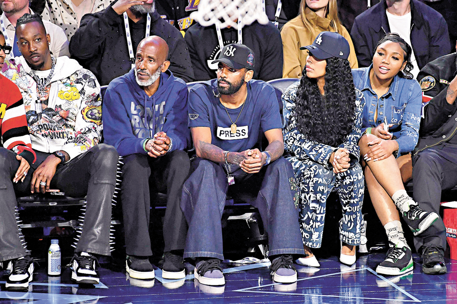 ●養傷中的艾榮（中）早前於NBA明星賽公開亮相。 資料圖片