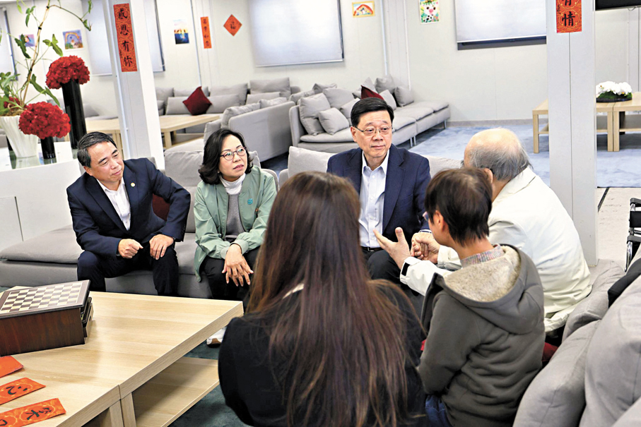 ●李家超早前探訪暫住在「啟航1331」的大埔宏福苑居民，了解生活所需。李家超Fb圖片