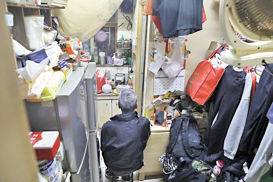 ●簡樸房條例下月1日生效。圖為居於劏房的住戶。 資料圖片