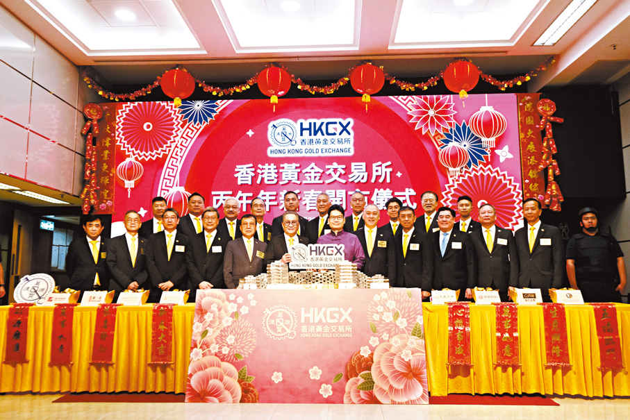 ●香港黃金交易所開市儀式現場展示接近1噸的金條及銀條。香港文匯報記者涂穴  攝