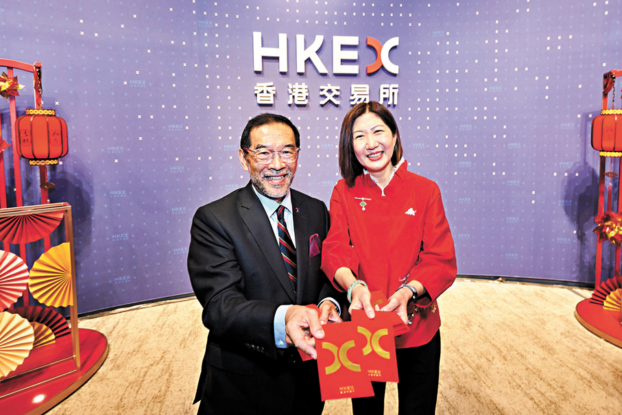 ●港交所主席唐家成（左）與行政總裁陳翊庭（右）向在場人士拜年及派利是。