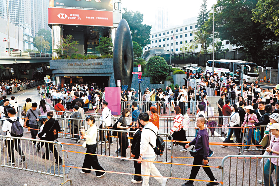 ●纜車站人頭湧湧。 香港文匯報記者唐曉睿  攝