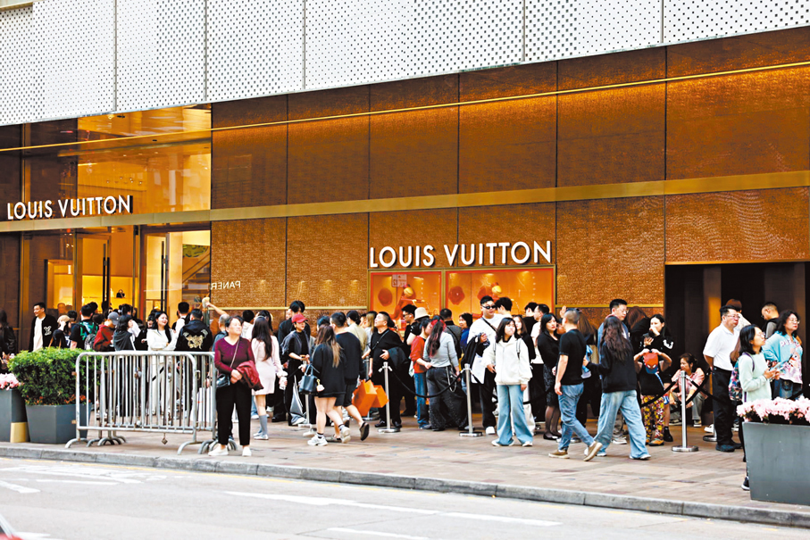 ●大批遊客在廣東道名店購物。 香港文匯報記者鄧偉明  攝