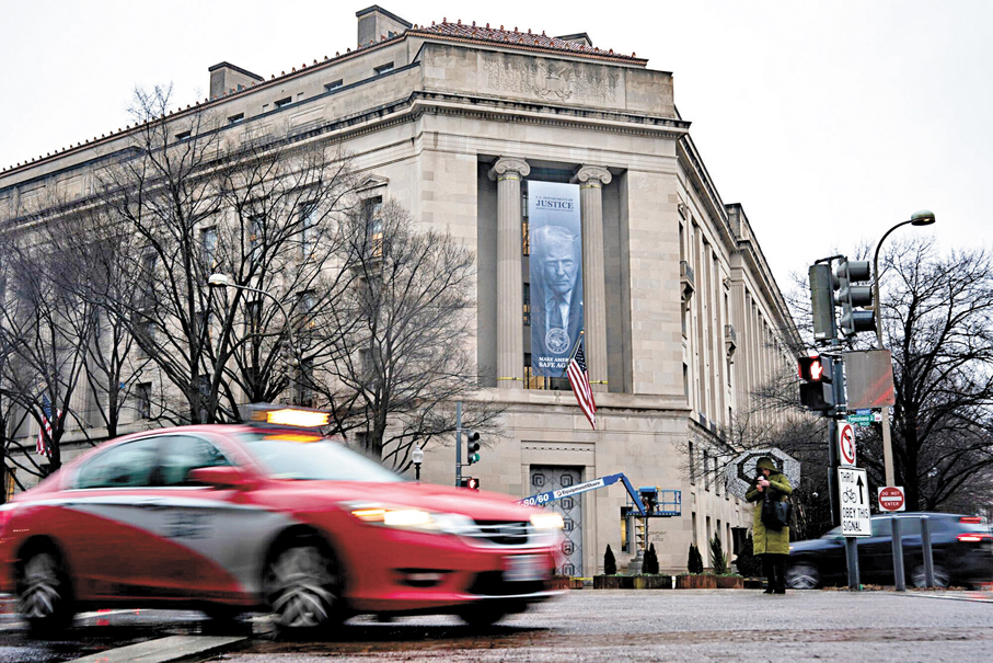 ●司法部大樓掛上一幅特朗普巨型肖像。 路透社