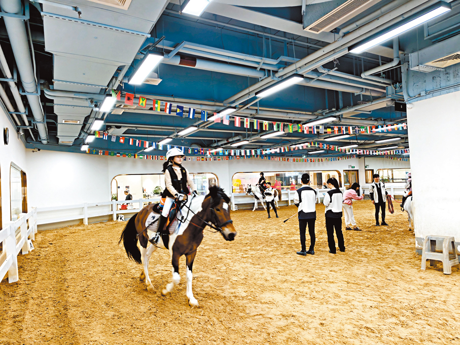●騎樂馬術室內場地，周末基本是來自香港的學員。香港文匯報記者胡永愛  攝