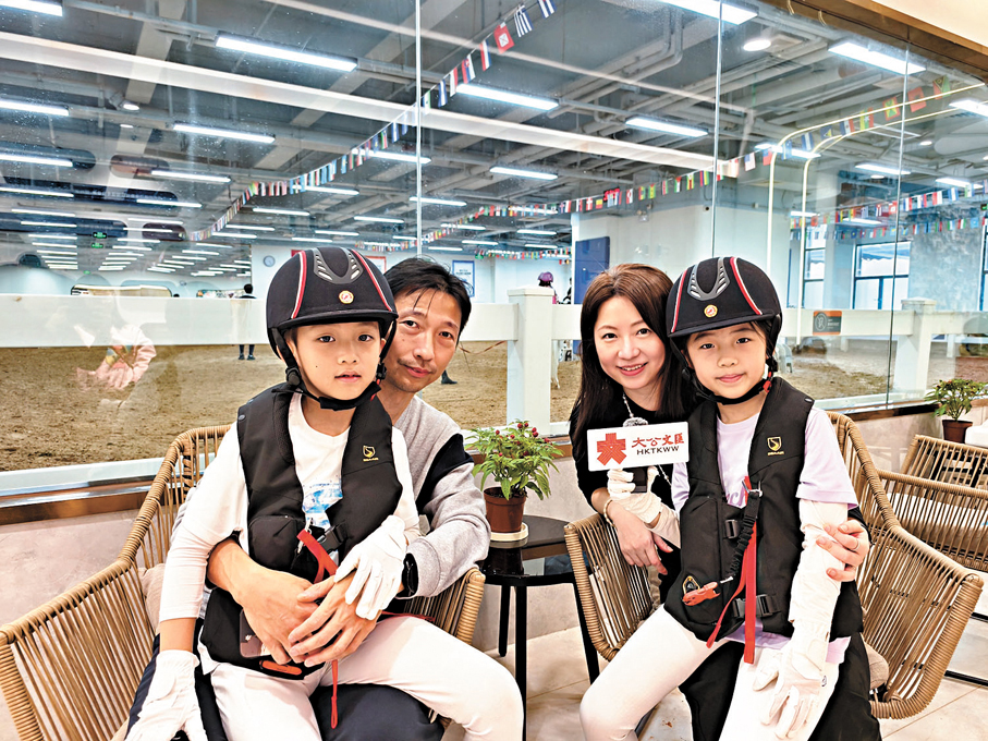 ●8歲的香港雙胞胎許鎬鈞、許鎬澄和爸爸媽媽。 香港文匯報記者胡永愛  攝