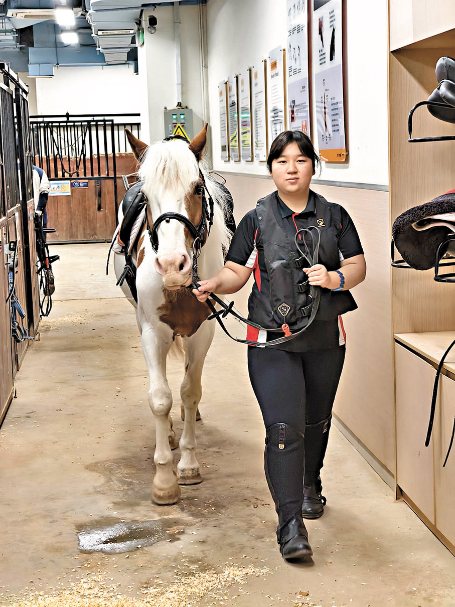 ●李彥姬和騎樂馬術的馬匹已是好朋友。 香港文匯報記者胡永愛  攝