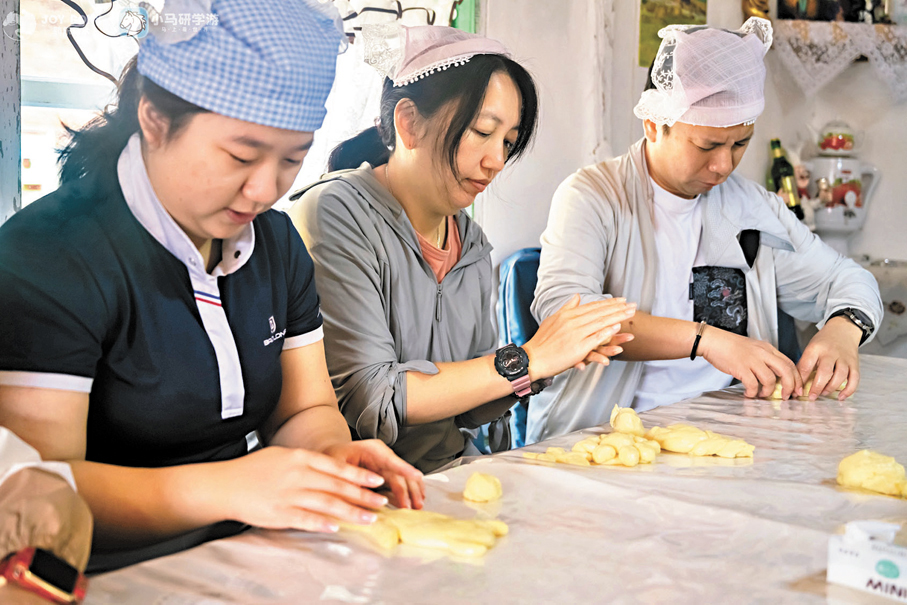 ●李彥姬一家參加馬術文旅研學團，在雲南體驗做當地美食。 受訪者供圖