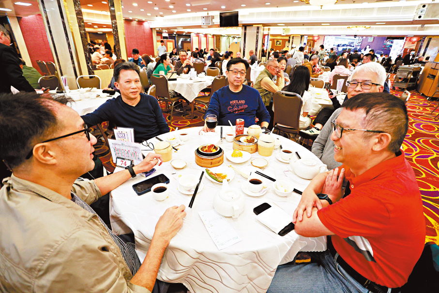 友人相約酒樓聚會，點心、椰皇、黑啤，歡樂今宵。香港文匯報記者北山彥  攝