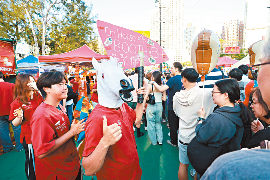大白天逛維園年宵，巧逢大學生的攤位，以「鬼馬」造型示人。香港文匯報記者北山彥  攝