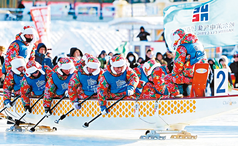  ●身穿「東北味」「大紅袍」的廣東順德樂從羅浮宮龍舟隊奮楫爭先。 香港文匯報黑龍江傳真