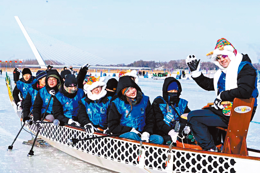 ●牛津大學龍舟隊在哈爾濱的松花江上參與比賽。香港文匯報黑龍江傳真