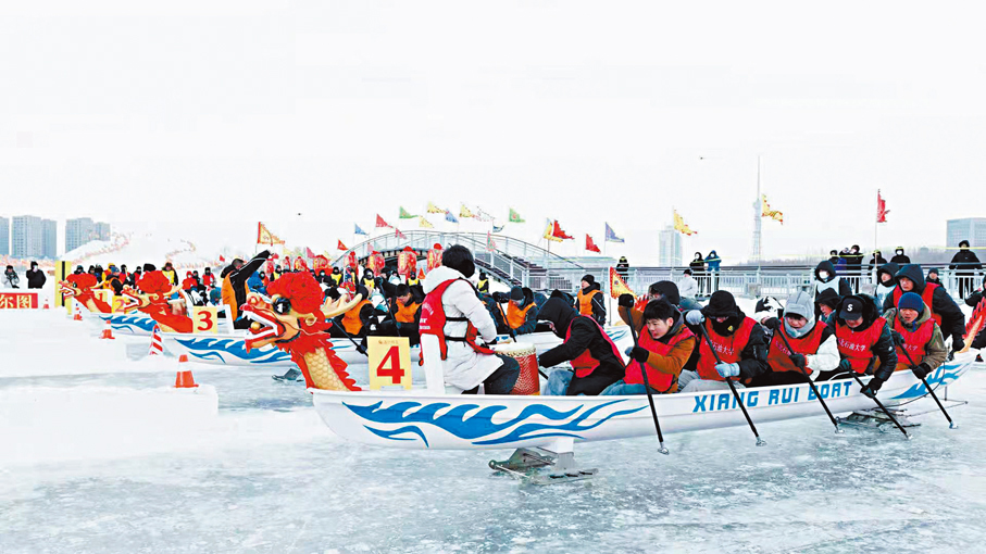 ●冬日，松花江江面寒風凜冽，一艘艘裝飾精美的冰上龍舟整齊排列，宛如即將出征的戰艦。香港文匯報記者于海江  攝
