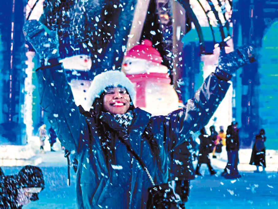 ●海外遊客深深陶醉在浪漫的冰雪世界，流連忘返。 香港文匯報記者吳千  攝