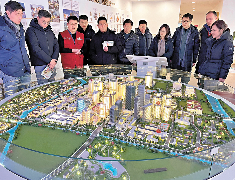 ●香港特區政府兩年制高級公務員公共管理碩士課程學員參觀蘇州工業園區展示中心。