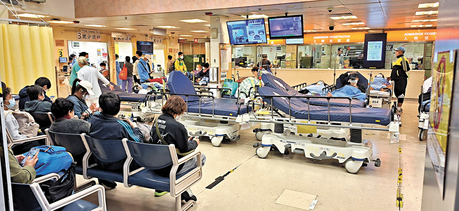 ●醫管局昨日表示，過去三日公眾假期，前往急症室求診的病人數目較去年農曆新年同期大約減少11%至15%。圖為伊利沙伯醫院今年新春期間急症室候診情況。  資料圖片