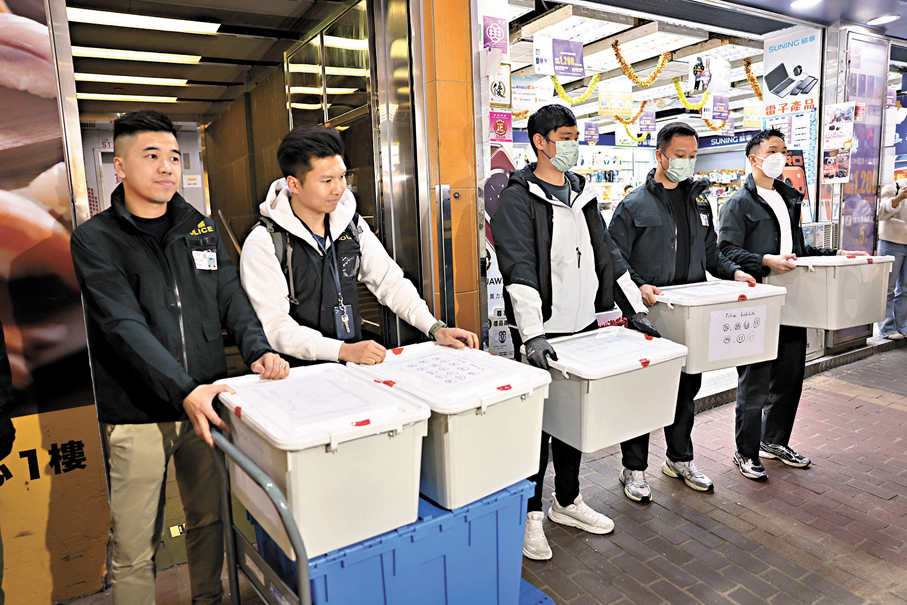 ●警方在相關的律師行檢走多箱證物。 資料圖片