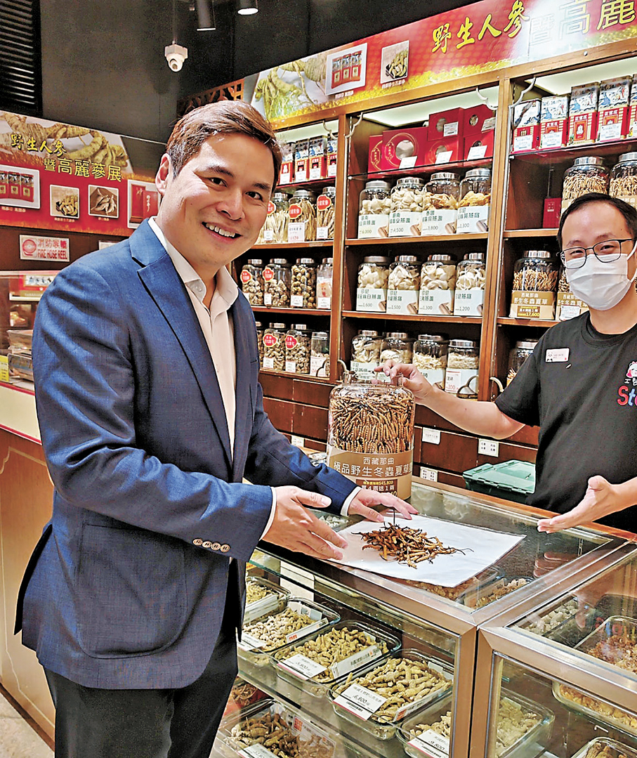 ●余偉傑在裕華的名貴中藥材專櫃介紹野生冬蟲草。