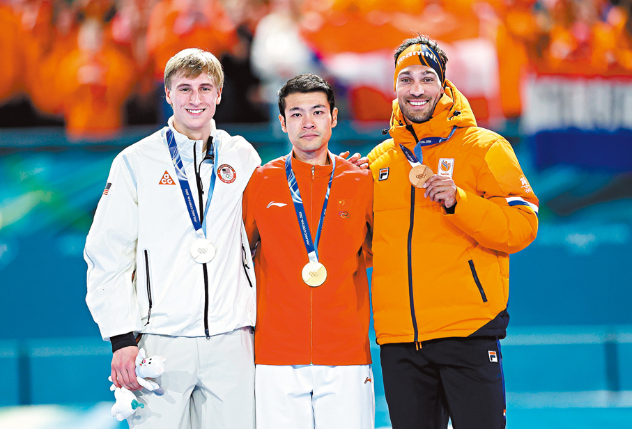 ●寧忠岩（中）在頒獎儀式上。  新華社