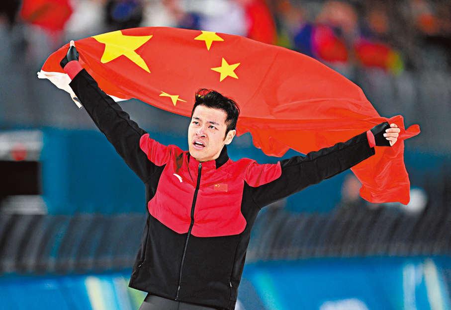 ●寧忠岩在賽後身披國旗慶祝。  新華社