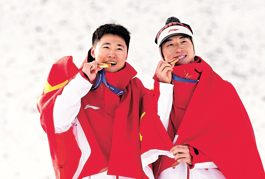 ●王心迪（左）和李天馬在頒獎儀式後合影。 新華社