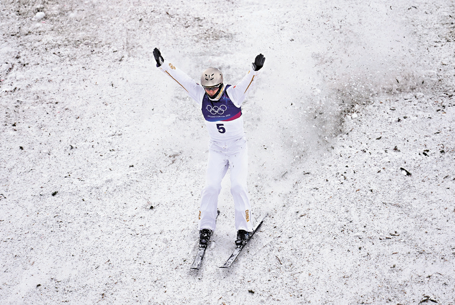 ●王心迪在比賽中。  新華社