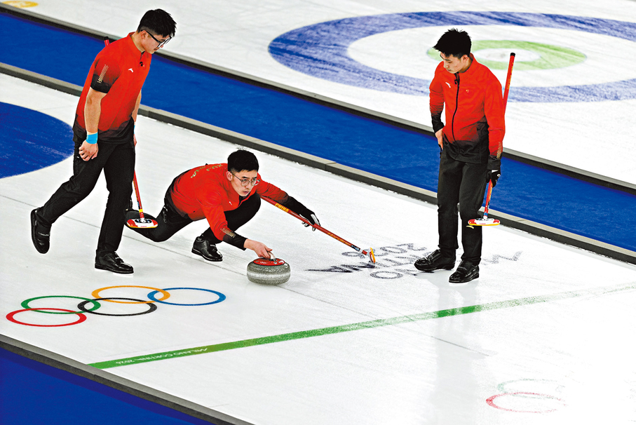 ●中國冰壺男隊在比賽中。  中新社