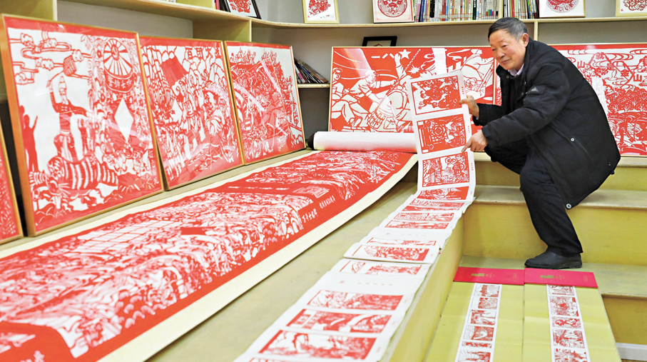●李自鵬介紹喚馬剪紙百米長卷。