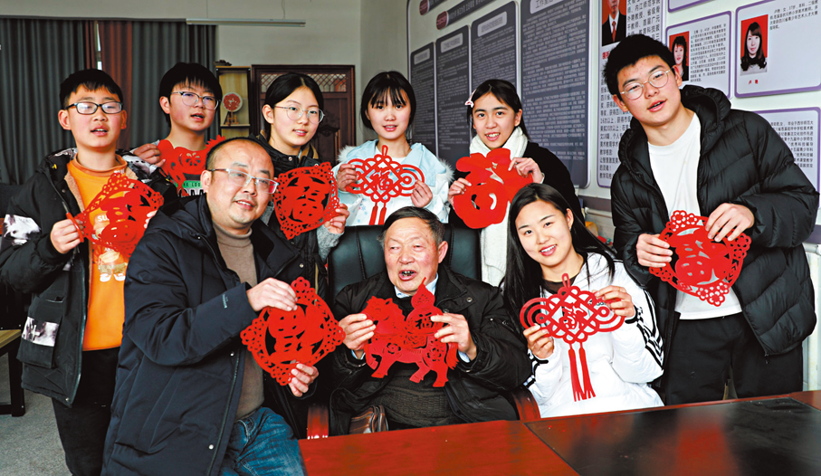 ●李自鵬、羅寶林等與同學們合影。