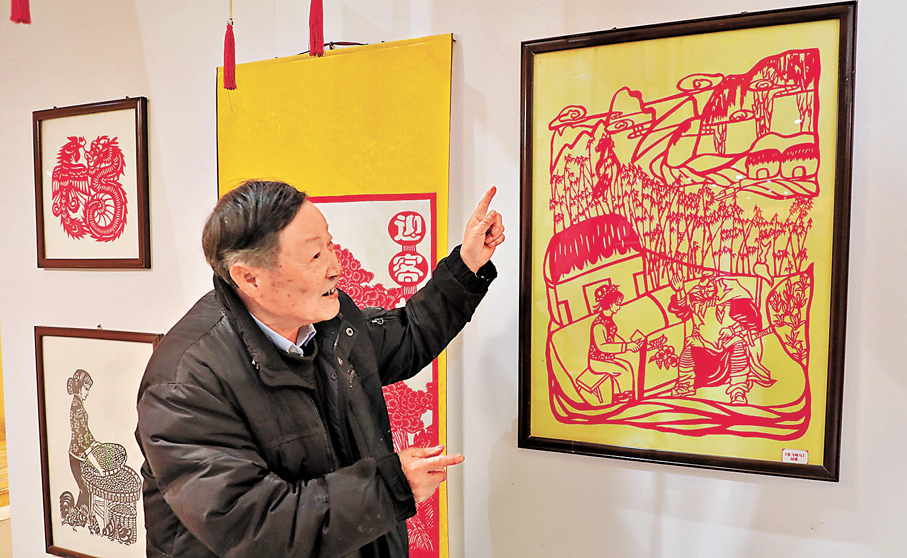 ●李自鵬介紹剪紙作品《張飛喚馬》。