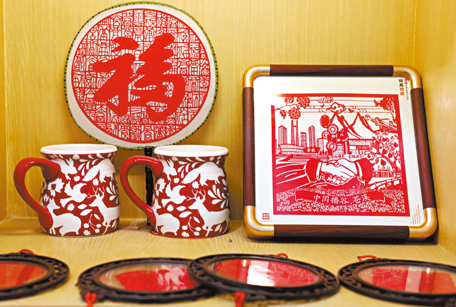 ●喚馬剪紙文創作品。