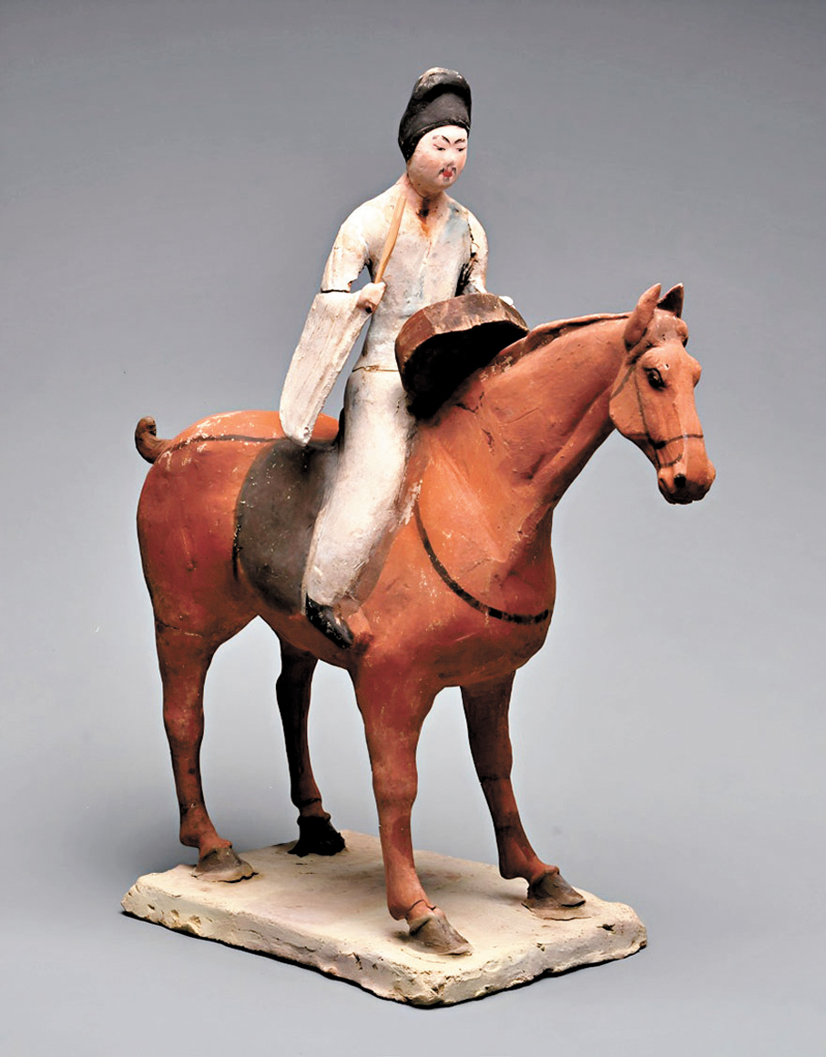●騎馬擊鼓俑，唐（618—907年），甘肅省文物考古研究所藏