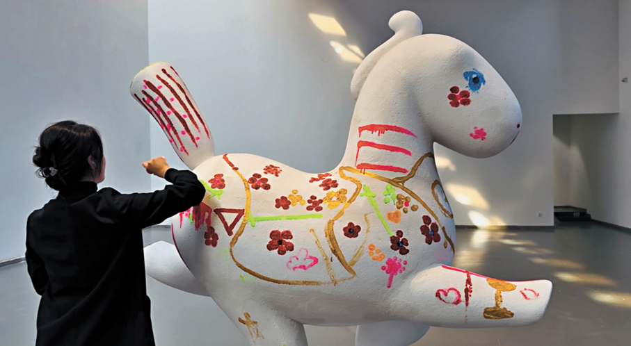 ●遊客在禧園創作馬年「小馬」。