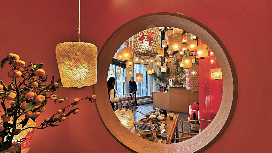 ●在茶室圍爐煮茶，看茶湯漸沸。