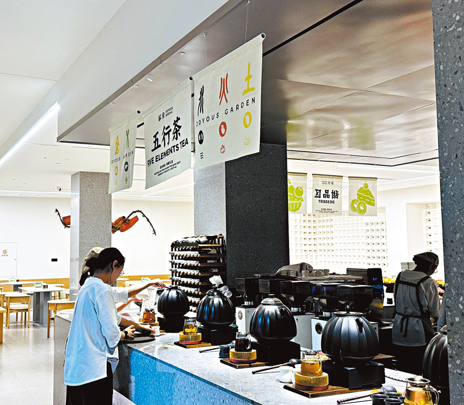 ●現場熬煮的五行茶，依金木水火土屬性調配，客人可依體質選飲，喝下一碗溫潤的「自我調理」。