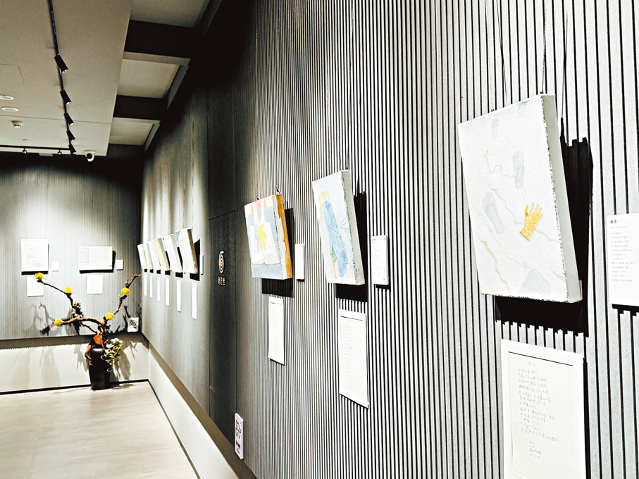 ●禧泉將畫展搬進了湯泉廊道。