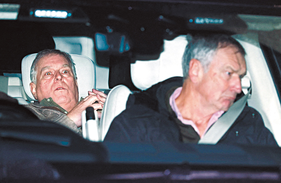 ●安德魯（左）離開警局時猶如受到巨大驚嚇。 路透社