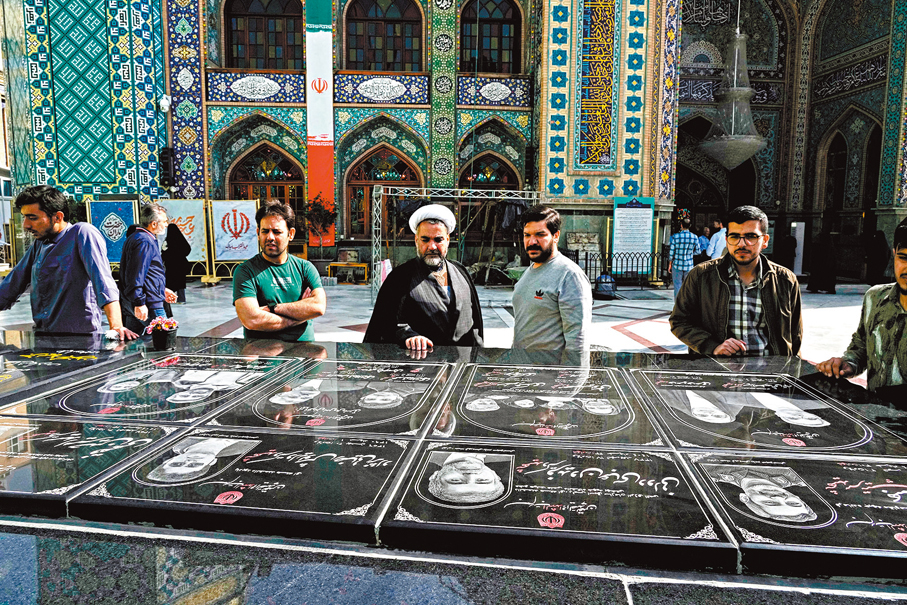 ●伊朗民眾悼念在空襲中喪生的核科學家。 美聯社