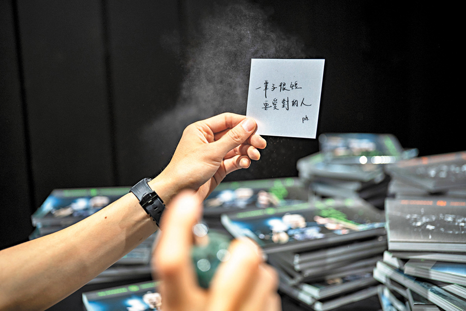 ●周柏豪親手為便條噴上香水。